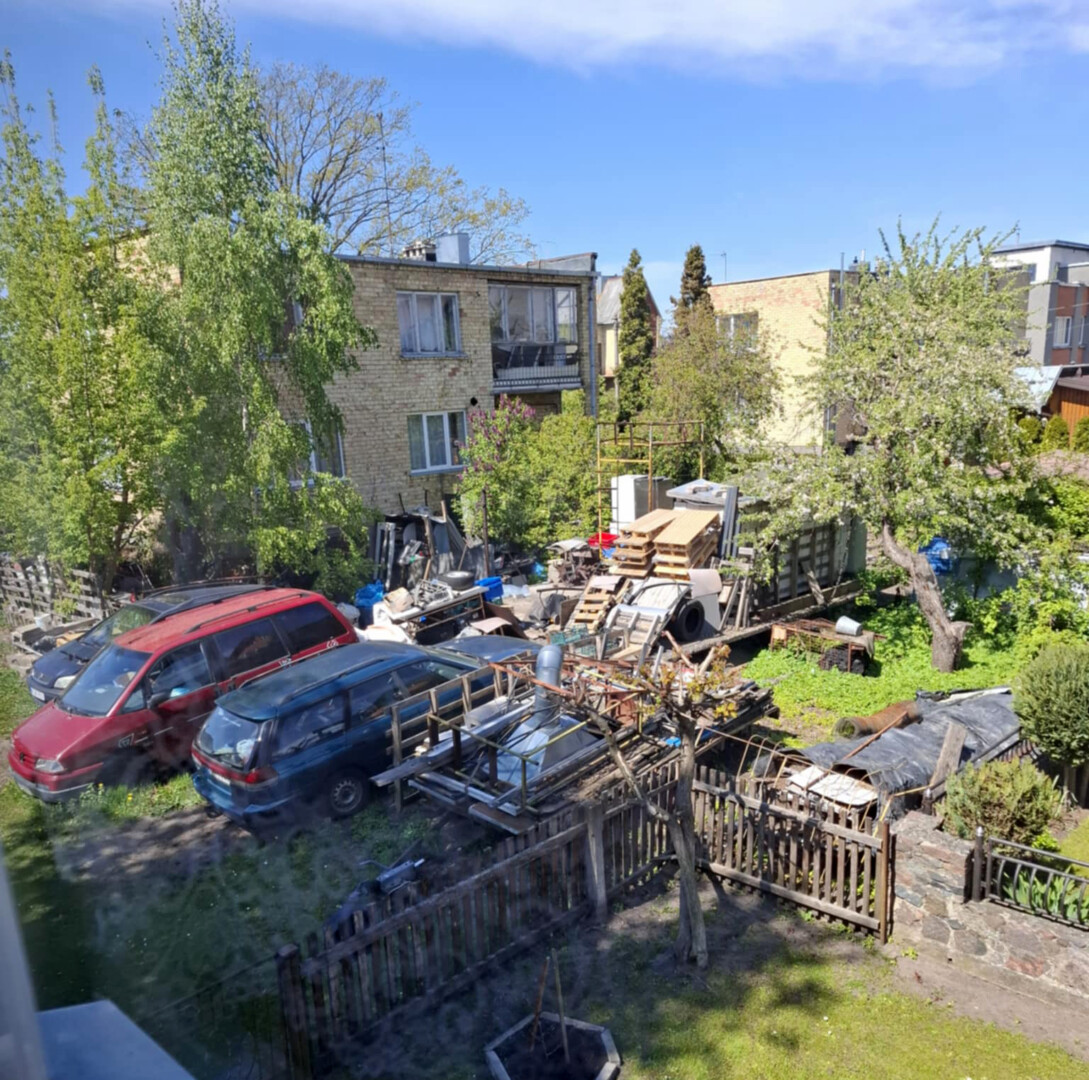 Sušilę orai vilioja daugiau laiko leisti gryname ore, tačiau kai kurie Bijūnų gatvės gyventojai negali net nosies į savo kiemą iškišti.