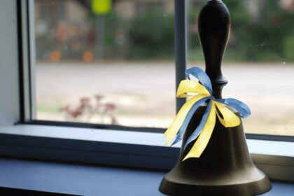 Karo niokojamos Ukrainos abiturientams irgi skambėjo paskutinis mokyklinis skambutis. Charkive baiminantis, kad rusijos žvalgyba gali išaiškinti šventės vietą ir paleisti bombų ant susirinkusių mokinių, apie renginį žiniasklaida buvo informuota likus vos porai valandų iki jo. Dar išvakarėse Charkive naktį dronai atakavo troleibusų parką – sužeistas vienas darbuotojas ir sugadinta 18 troleibusų.