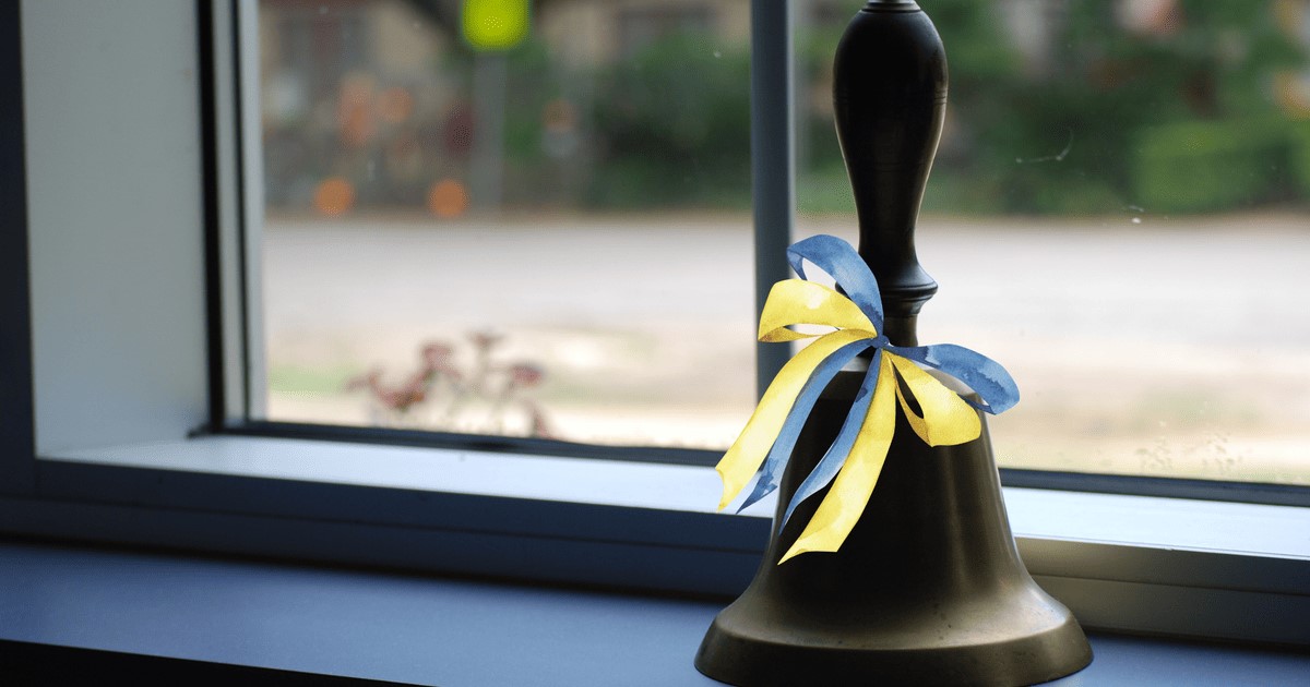 Karo niokojamos Ukrainos abiturientams irgi skambėjo paskutinis mokyklinis skambutis. Charkive baiminantis, kad rusijos žvalgyba gali išaiškinti šventės vietą ir paleisti bombų ant susirinkusių mokinių, apie renginį žiniasklaida buvo informuota likus vos porai valandų iki jo. Dar išvakarėse Charkive naktį dronai atakavo troleibusų parką – sužeistas vienas darbuotojas ir sugadinta 18 troleibusų.