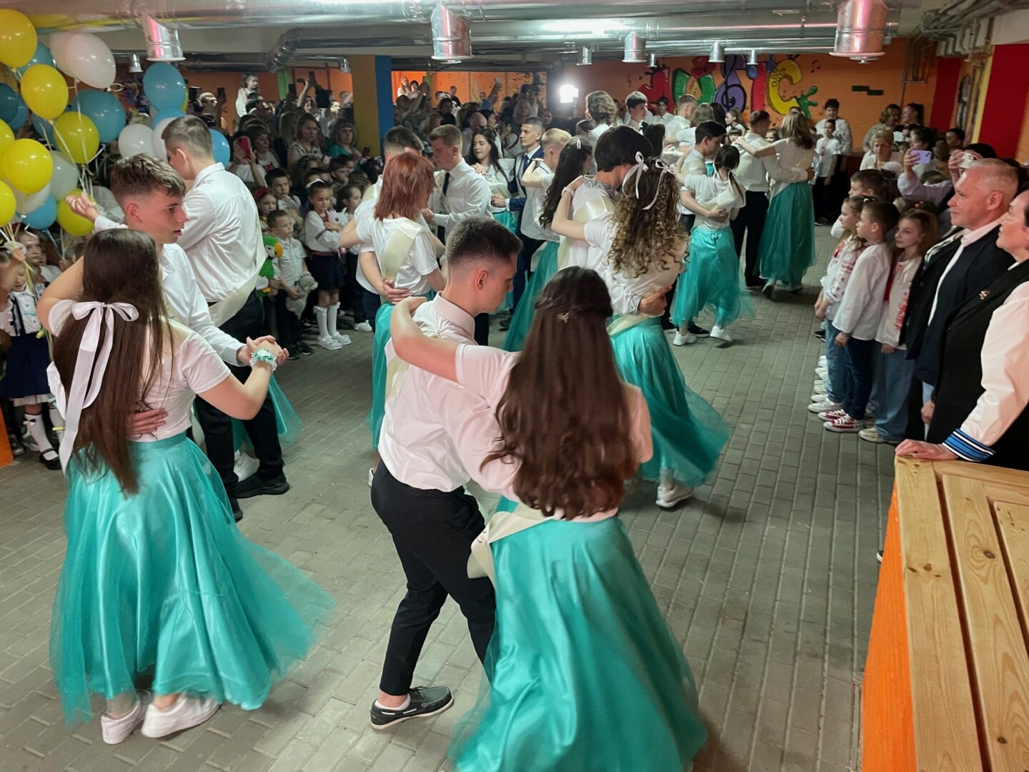 Ukrainos abiturientų valsas Paskutinio skambučio šventėje po žeme, slepiantis nuo okupantų dronų. E. BUTRIMO nuotr.