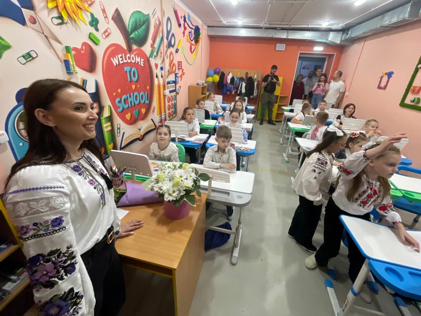 Charkivo vaikai mokosi viena po kitos statomose požeminėse mokyklose. Visgi dauguma tėvų pasirinko vaikų neleisti ir į tokias – jiems pamokos vyksta nuotoliu. E. BUTRIMO nuotr.