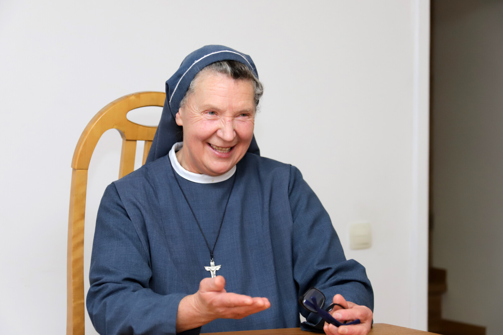 Vienuolė Leonora Kasiulytė pasidžiaugė, kad saugumas nenutvėrė jos su kunigo Roberto Pukenio jai palikta pasaugoti antisovietine literatūra. I. STULGAITĖS-KRIUKIENĖS nuotr.