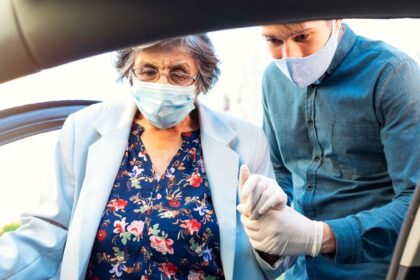 Medicinai tolstant nuo pacientų regionuose, pernai liepą visoje šalyje pradėta teikti pacientų pavėžėjimo paslauga.