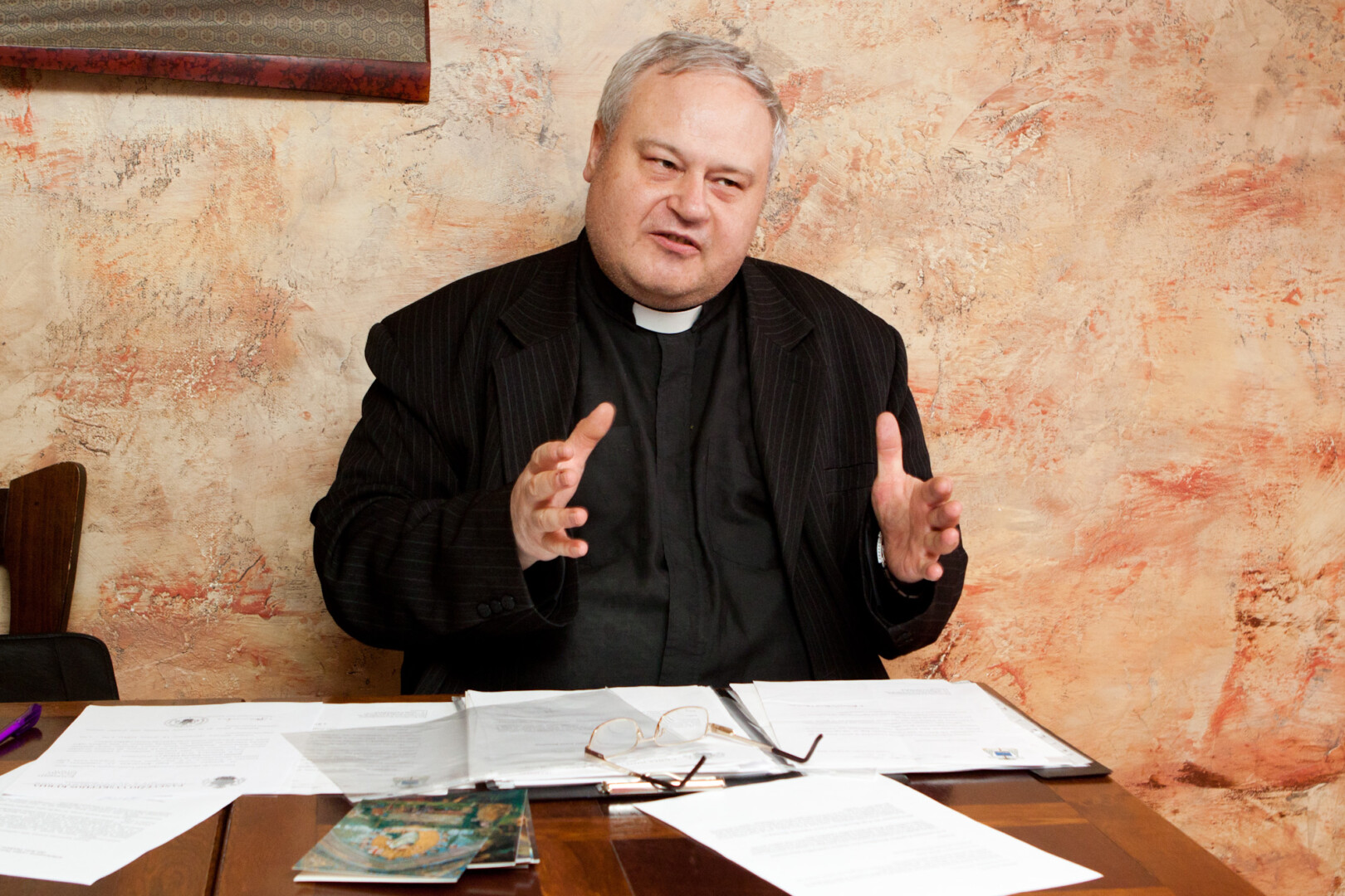 Robertas Pukenis atlikdamas kunigo tarnystę kartu žadino ir žmonių sąmonę. PB archyvo (A. REPŠIO) nuotr.