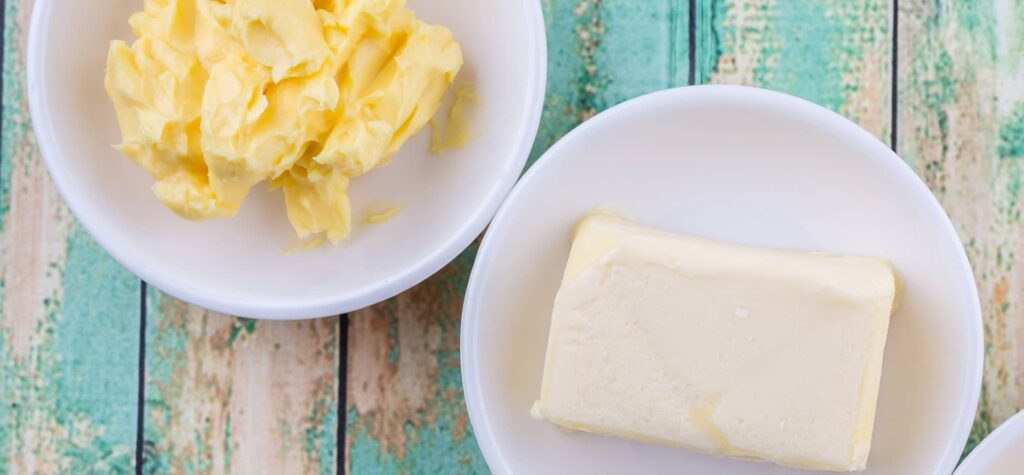 Sviestas ir margarinas dažnai guli šalia vienas kito namų ar prekybos centro šaldytuvo lentynoje. Vieni renkasi skonį ir natūralumą, kiti – kainą bei lengvumą.