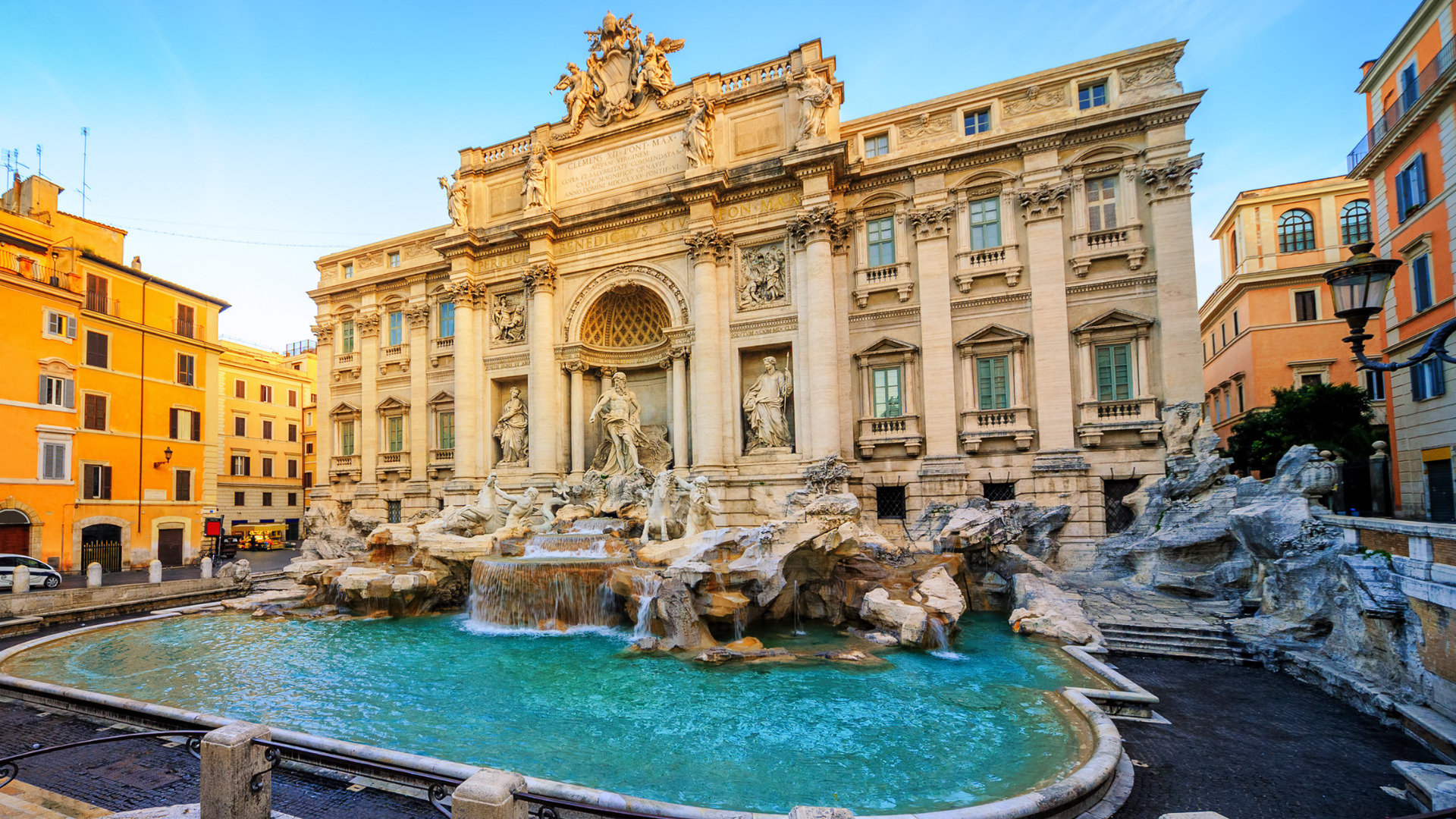 Garsiojo Trevi fontano dugnas laukia monetų, kurias negailėdami meta Romos mylėtojai.