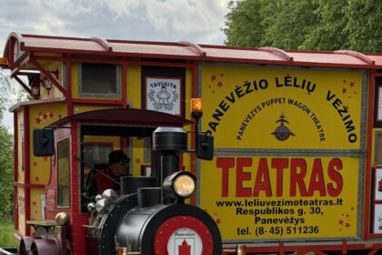 Per keturių rajonų miestus ir kaimelius pusę mėnesio keliavusi Panevėžio lėlių vežimo teatro trupė su žiūrovais susitikdavo kartais ir du sykius per dieną. Nors Lietuvos provincija sparčiai traukiasi, ištikimų teatro meno gerbėjų, anot trupės vadovo Antano Markuckio, nemažėja, o jų pasitikėjimas glosto širdį.