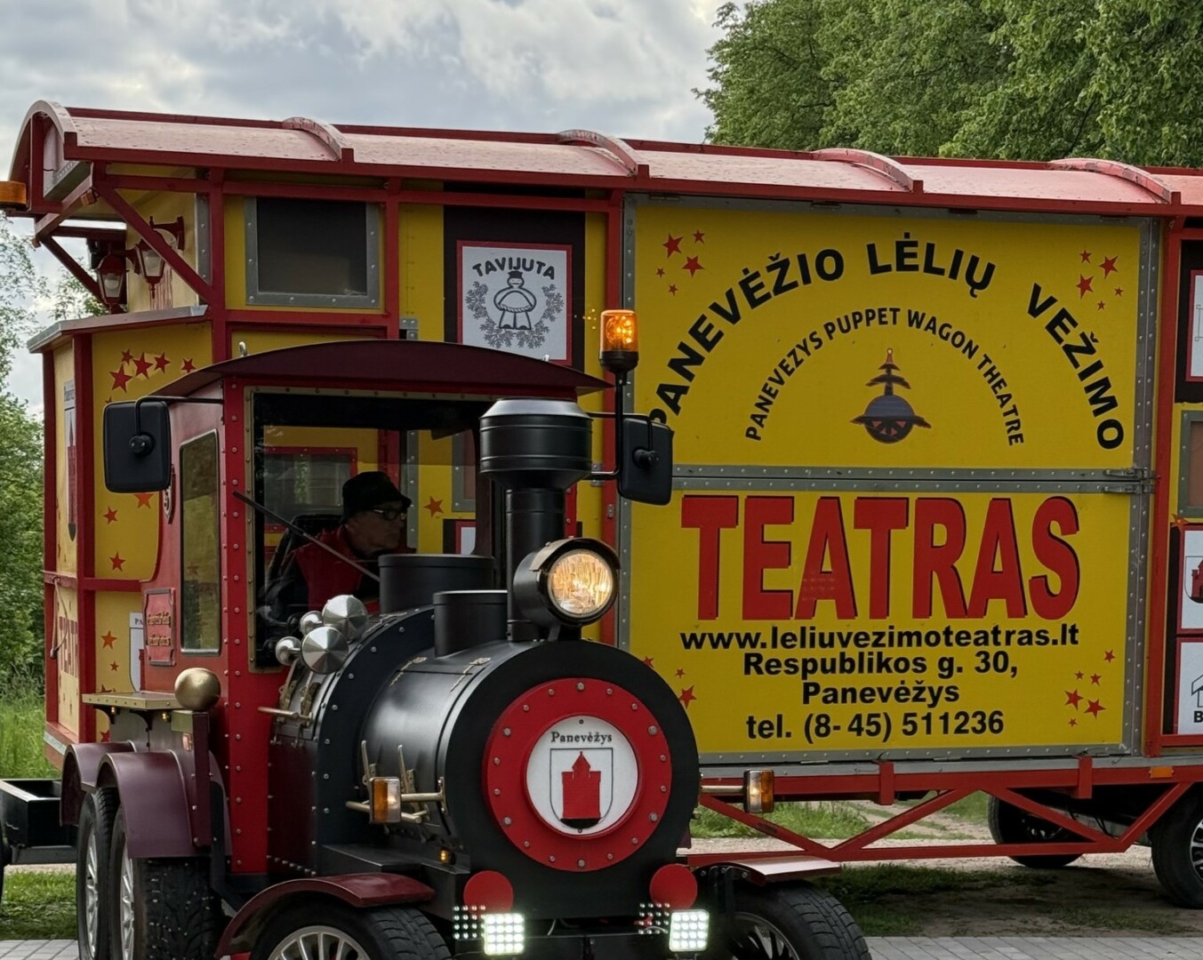 Per keturių rajonų miestus ir kaimelius pusę mėnesio keliavusi Panevėžio lėlių vežimo teatro trupė su žiūrovais susitikdavo kartais ir du sykius per dieną. Nors Lietuvos provincija sparčiai traukiasi, ištikimų teatro meno gerbėjų, anot trupės vadovo Antano Markuckio, nemažėja, o jų pasitikėjimas glosto širdį.