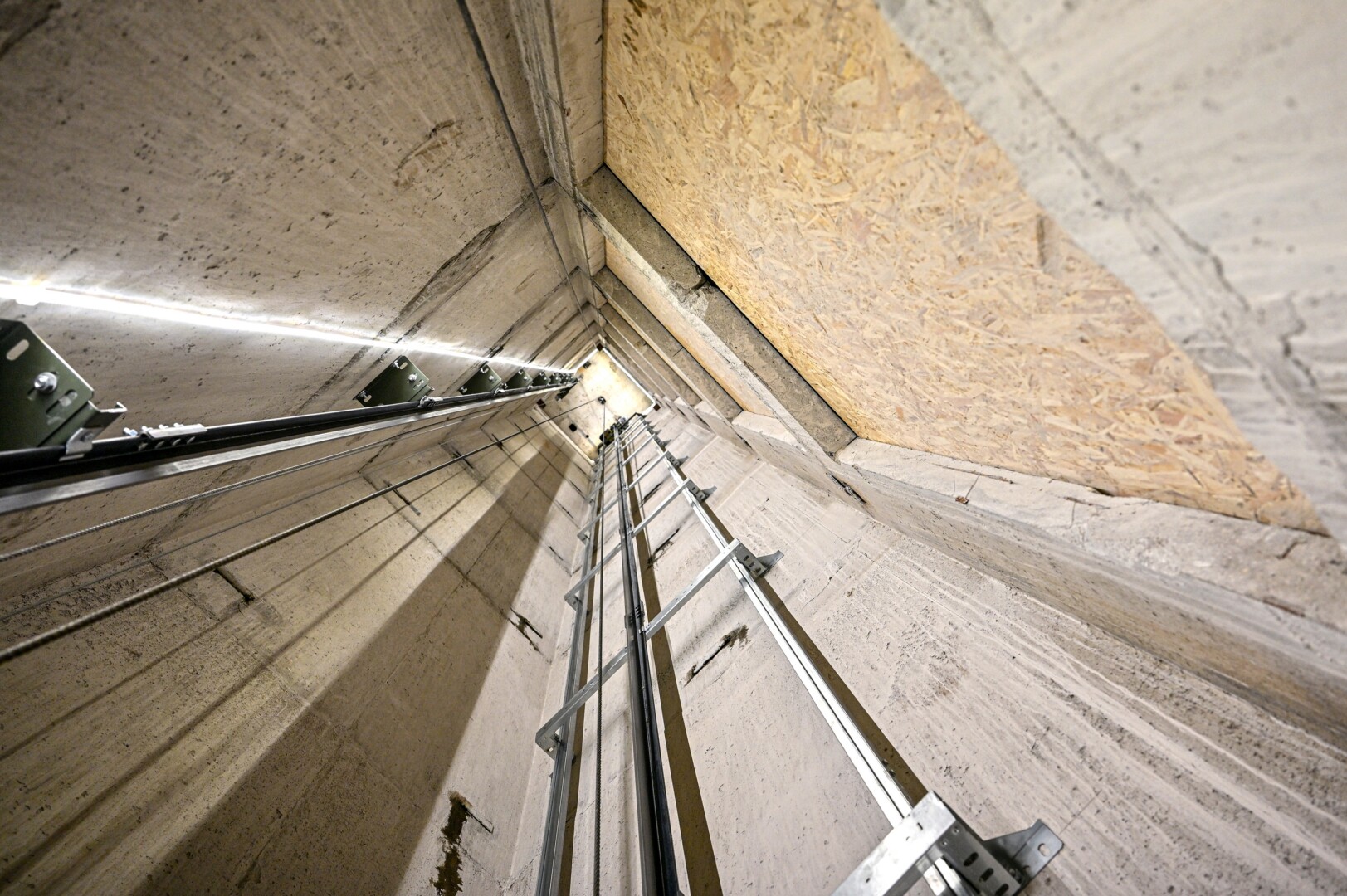 Vyresnio amžiaus gyventojai baiminasi, kad dėl renovacijos bus įkalinti savo namuose. Nors žadama, kad nepatogumai netruks ilgiau kaip du mėnesius, kai kurie gyventojai tuo abejoja, mat jau praėjusią savaitę darbai buvo visai sustoję. G. KARTANO nuotr.