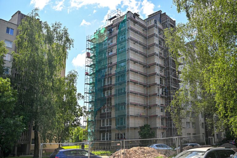 Statybininkų gatvės 54-uoju numeriu pažymėto daugiabučio gyventojai guodžiasi, kad jų namas – lyg po apšaudymų: dėl renovacijos metu keičiamų vamzdynų ir balkonų visur žioji baisiausios skylės. Tačiau tai smulkmena, palyginti su tuo, kad devynaukštis trims mėnesiams lieka be lifto.