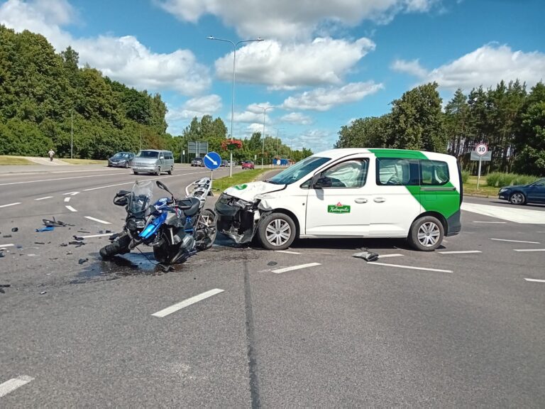 Nemuno gatvėje ties Taikos alėja penktadienį kone vidurdienį įvyko avarija.