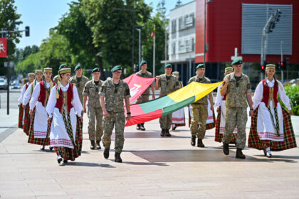 Valstybės dienos renginiai mieste prasidėjo Kristaus Karaliaus katedroje aukojamomis šv. Mišiomis. Po jų panevėžiečiai rinkosi į Laisvės aikštę, prie miesto Savivaldybės, kur tradiciškai vyko iškilminga vėliavos pakėlimo ceremonija.