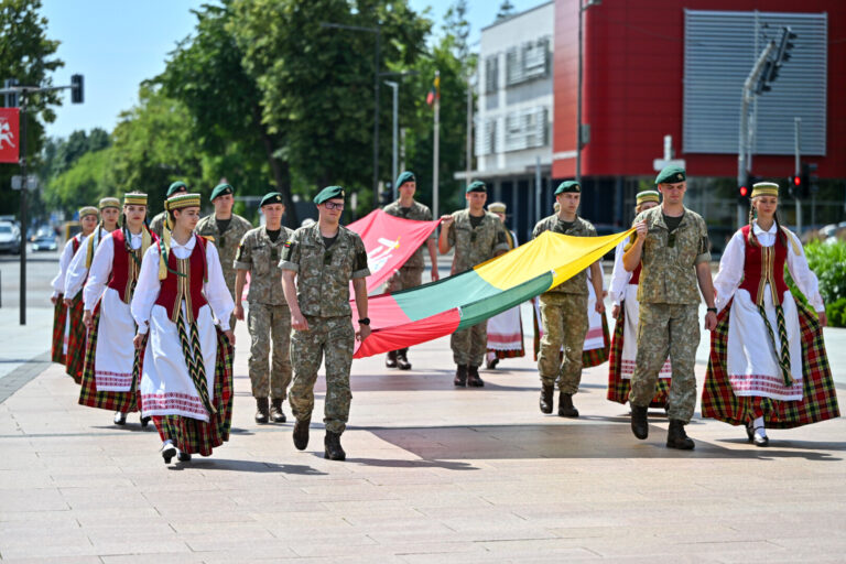 Valstybės dienos renginiai mieste prasidėjo Kristaus Karaliaus katedroje aukojamomis šv. Mišiomis. Po jų panevėžiečiai rinkosi į Laisvės aikštę, prie miesto Savivaldybės, kur tradiciškai vyko iškilminga vėliavos pakėlimo ceremonija.