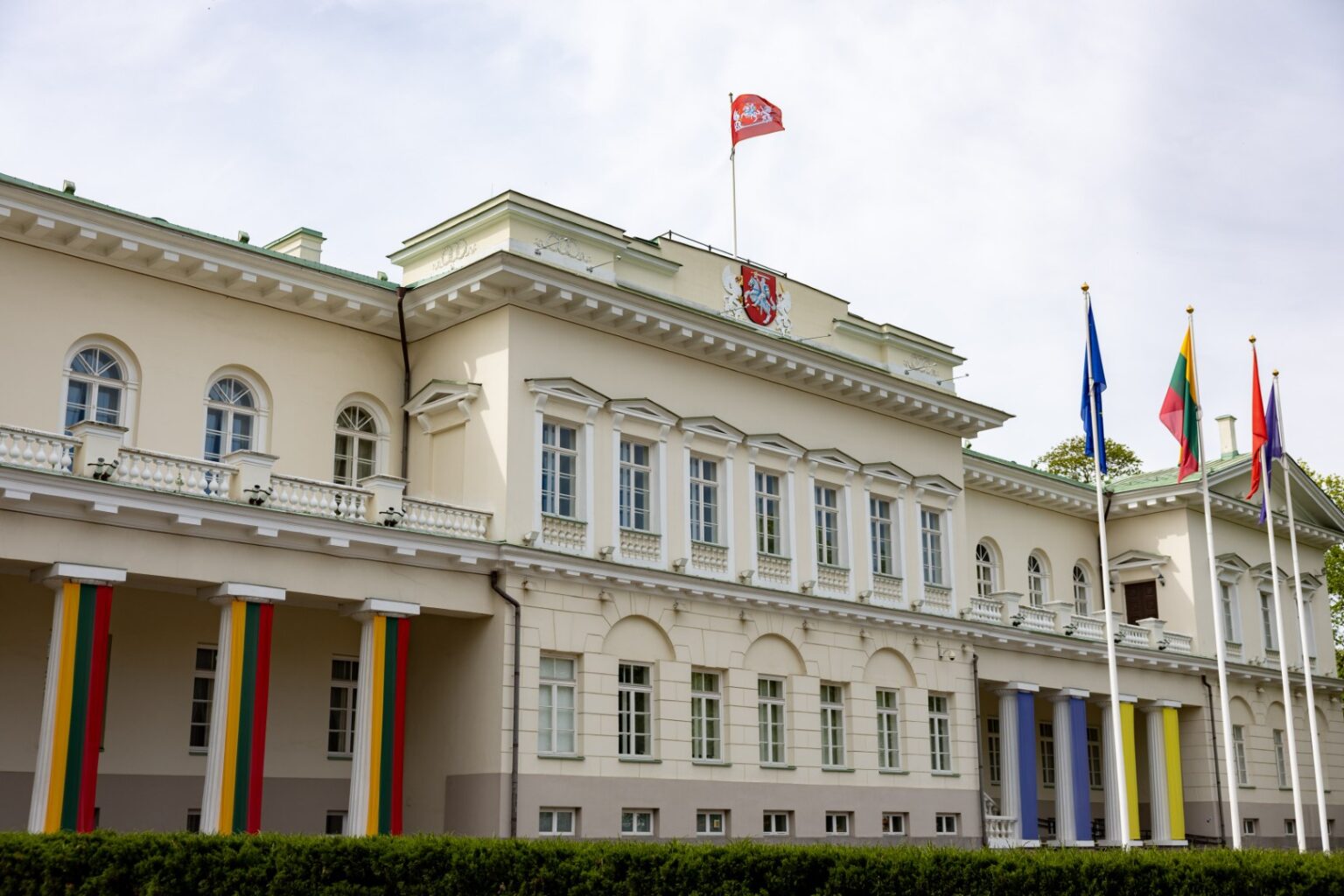 Po psichotropinėmis medžiagomis apsinuodijusio 15-mečio mirties politikams prakalbus apie sprendimus, kurie padėtų užkardyti tokių kvaišalų plitimą jaunimo gretose, šalies vadovas Gitanas Nausėda sako – šiai problemai spręsti reikia kompleksinių institucijų žingsnių.