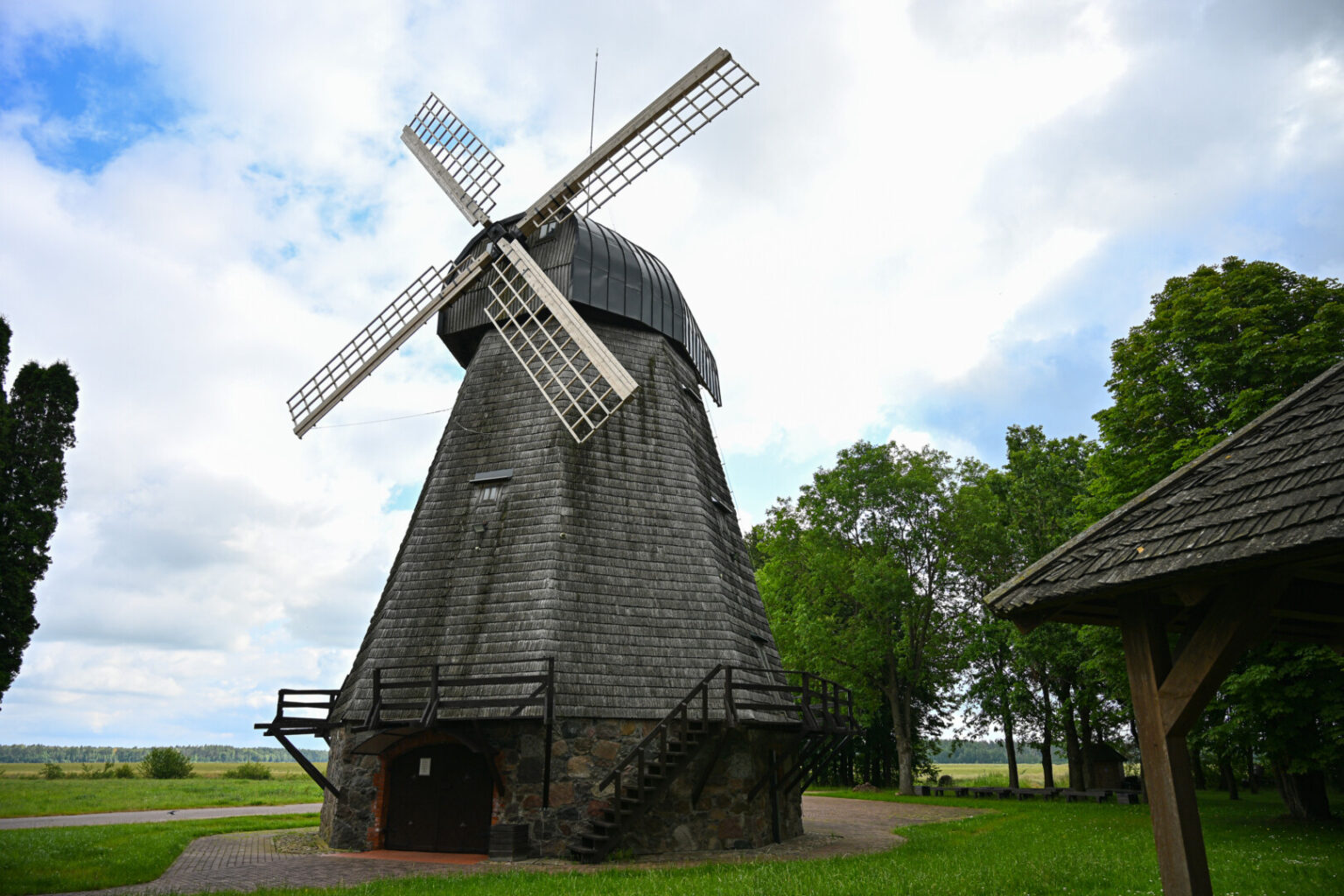 Kone pusantro šimto metų skaičiuojantis Stultiškių vėjo malūnas, kuriame veikia vienintelis Lietuvoje Linų muziejus, laikinai užvėrė duris.