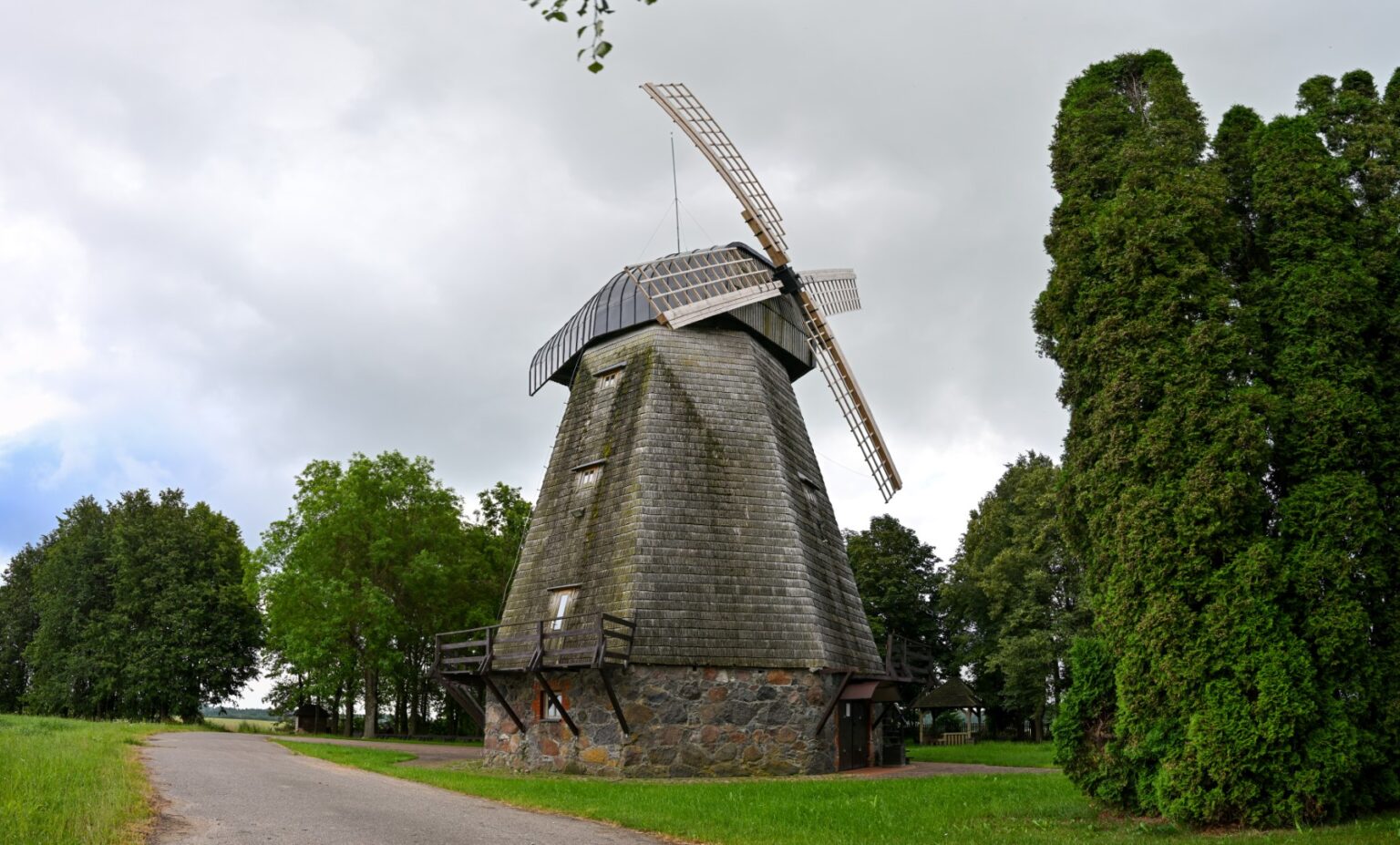 Kone pusantro šimto metų skaičiuojantis Stultiškių vėjo malūnas, kuriame veikia vienintelis Lietuvoje Linų muziejus, laikinai užvėrė duris.