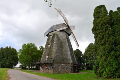Kone pusantro šimto metų skaičiuojantis Stultiškių vėjo malūnas, kuriame veikia vienintelis Lietuvoje Linų muziejus, laikinai užvėrė duris.