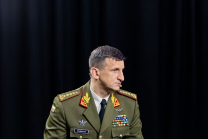 Tęsiantis pirmadienį Lietuvos oro erdvę pažeidusio objekto paieškoms, kariuomenės vadas Raimundas Vaikšnoras sako, kad pagrindinė versija išlieka ta pati – į šalies teritoriją įskrido bepilotis orlaivis.