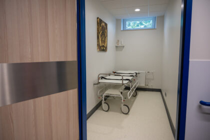 Iki šiol Lietuvoje nebuvo reglamentuotos tvarkos, kuri garantuotų, kad kritinės būklės pacientas ligoninėje galėtų paskutines gyvenimo valandas praleisti su artimais žmonėmis.