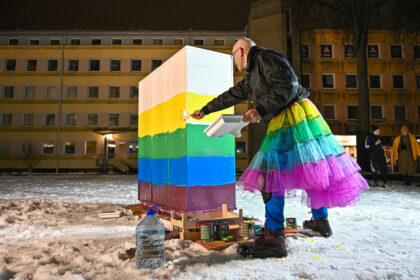 Spintos stūmimu per Aukštaitijos sostinę išgarsėjęs menininkas Saulius Leonavičius kuria planą, kaip surinkti pustrečio tūkstančio eurų, kuriuos iš įsipareigojimų neįvykdžiusio kūrėjo prisiteisė Panevėžio savivaldybė.