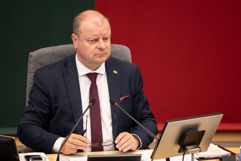 Seimo pirmininkas Saulius Skvernelis nuo savo pozicijos nesitraukia – premjeras Gintautas Paluckas, paskendęs skandaluose dėl savo verslo ryšių ir praeities istorijų, negali tęsti darbo kaip Vyriausybės vadovas.