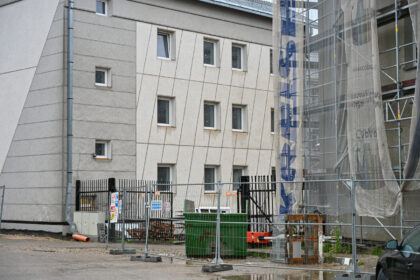 Panevėžio centre riogsantis, jau apaugęs piktžolėmis ir pastoliais apkabinėtas „Sodros“ pastatas vis labiau primena biurokratinių pažadų ir neveiksmingos statybų priežiūros simbolį.