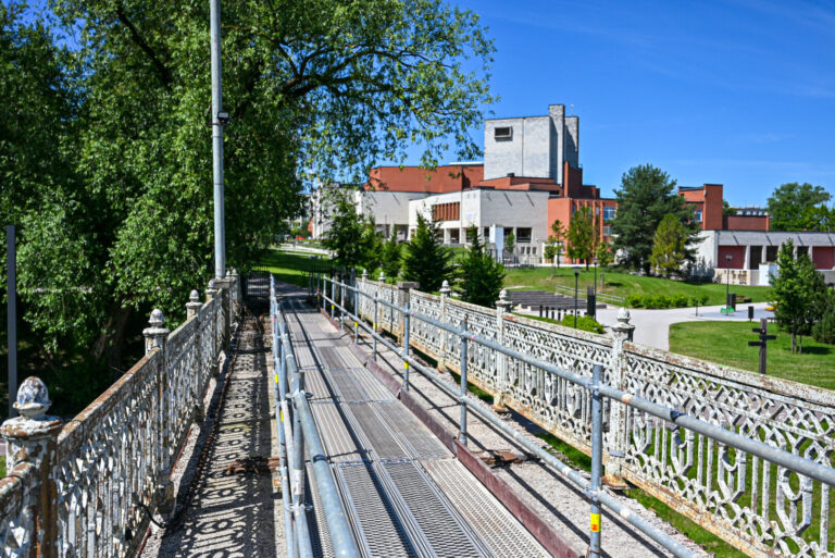 Miesto Savivaldybei ir statybų gigantei PST Group pagaliau pavyko sutarti dėl nebaigto pėsčiųjų tilto per Nevėžį rekonstrukcijos ir Kranto gatvės bei Kultūros centro prieigų sutvarkymo užbaigimo.