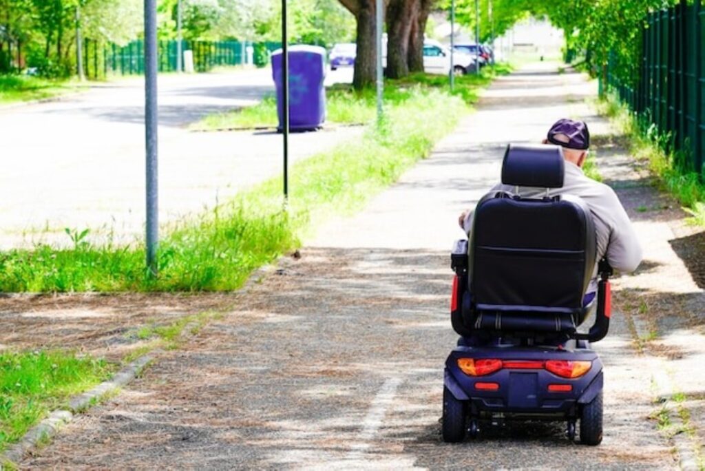 Vyriausybė nepritaria siūlymui leisti per pėsčiųjų perėjas važiuoti senjorams arba judėjimo problemų turintiems žmonėms pritaikytomis elektrinėms mikrojudumo priemonėms.