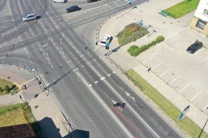 Panevėžyje automobilis kliudė elektrinį mopedą