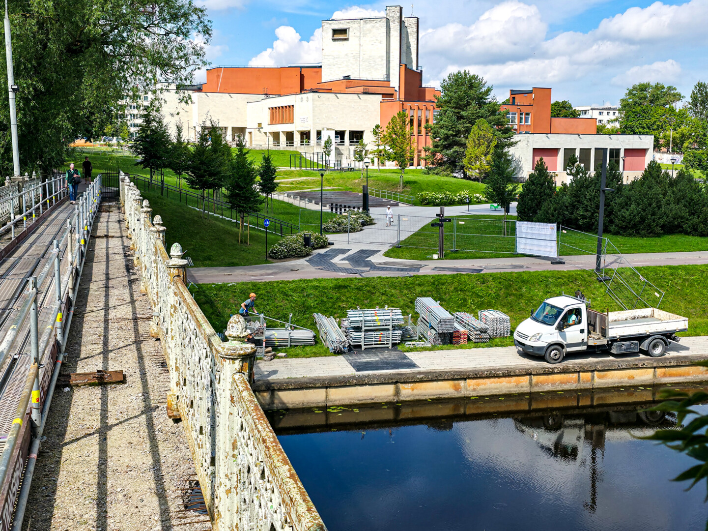 Panevėžiečiams vėl teks pratintis prie ilgesnių atstumų kulniuojant iš A. Jakšto gatvėje esančių gydymo įstaigų į miesto centrą. Ant tilto per Nevėžį vėl grįžta statybininkai.