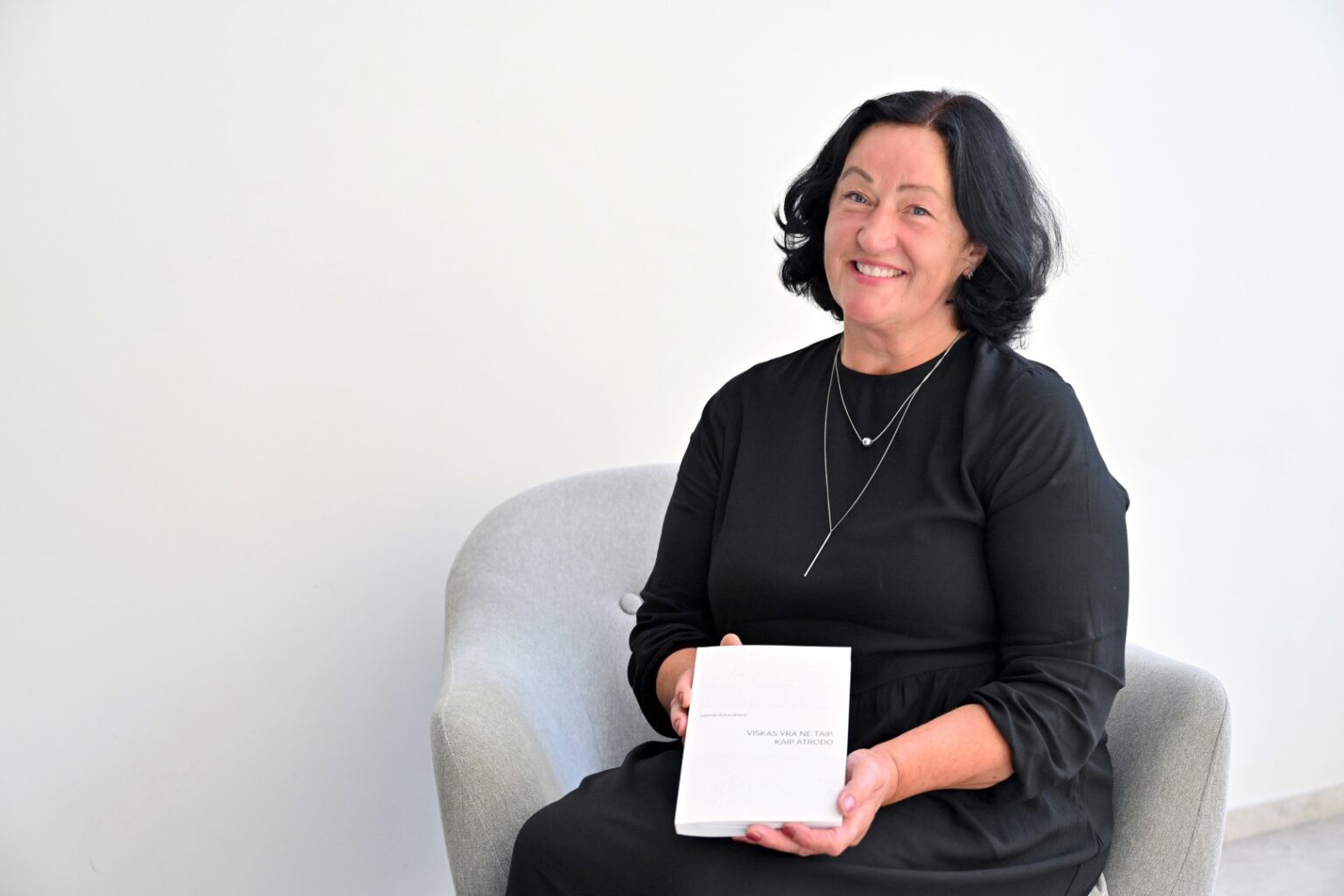 Šilagališkė lietuvių kalbos mokytoja Jolanda Bukauskienė daugybę metų mokiniams aiškino, kaip pajusti, suprasti, pagaliau ir kaip parašyti eilėraštį, o dabar pati išleido debiutinę poezijos knygą.