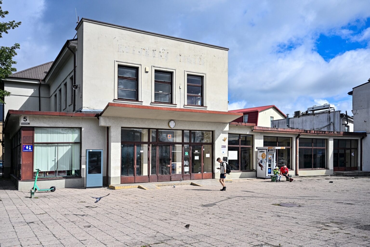 Kad nestovėtų visiškai tuščias senasis autobusų stoties pastatas, Panevėžio savivaldybė nusprendė jį išnuomoti.