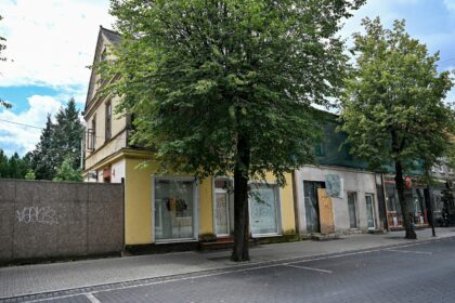 Vienas ryškiausių Panevėžio centro skaudulių – Vasario 16-osios gatvės 11-uoju numeriu pažymėtas daugiabutis – po ilgų metų bylinėjimosi ir institucijų pastangų pagaliau gali sulaukti permainų.