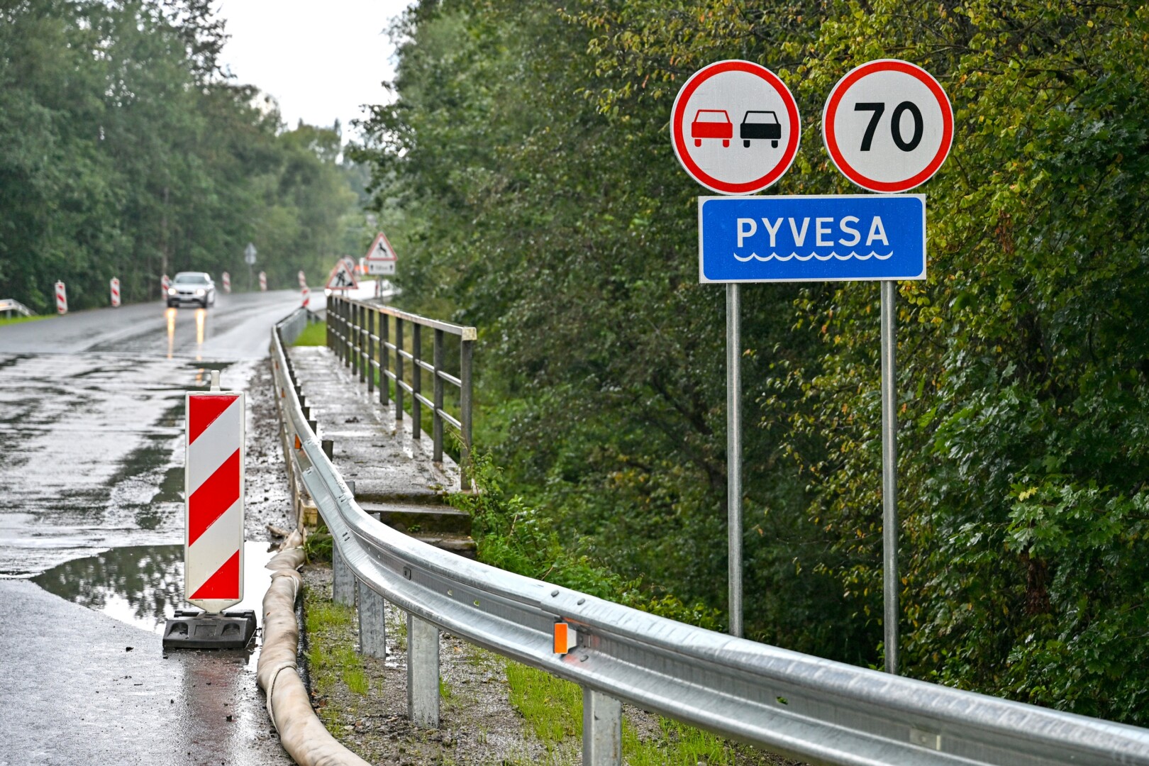 Kelias per Žaliąją girią po remonto tapo modernus, tačiau, Stumbriškio kaimo gyventojų nuomone, gal net dar pavojingesnis nei buvo. G. KARTANO nuotr.