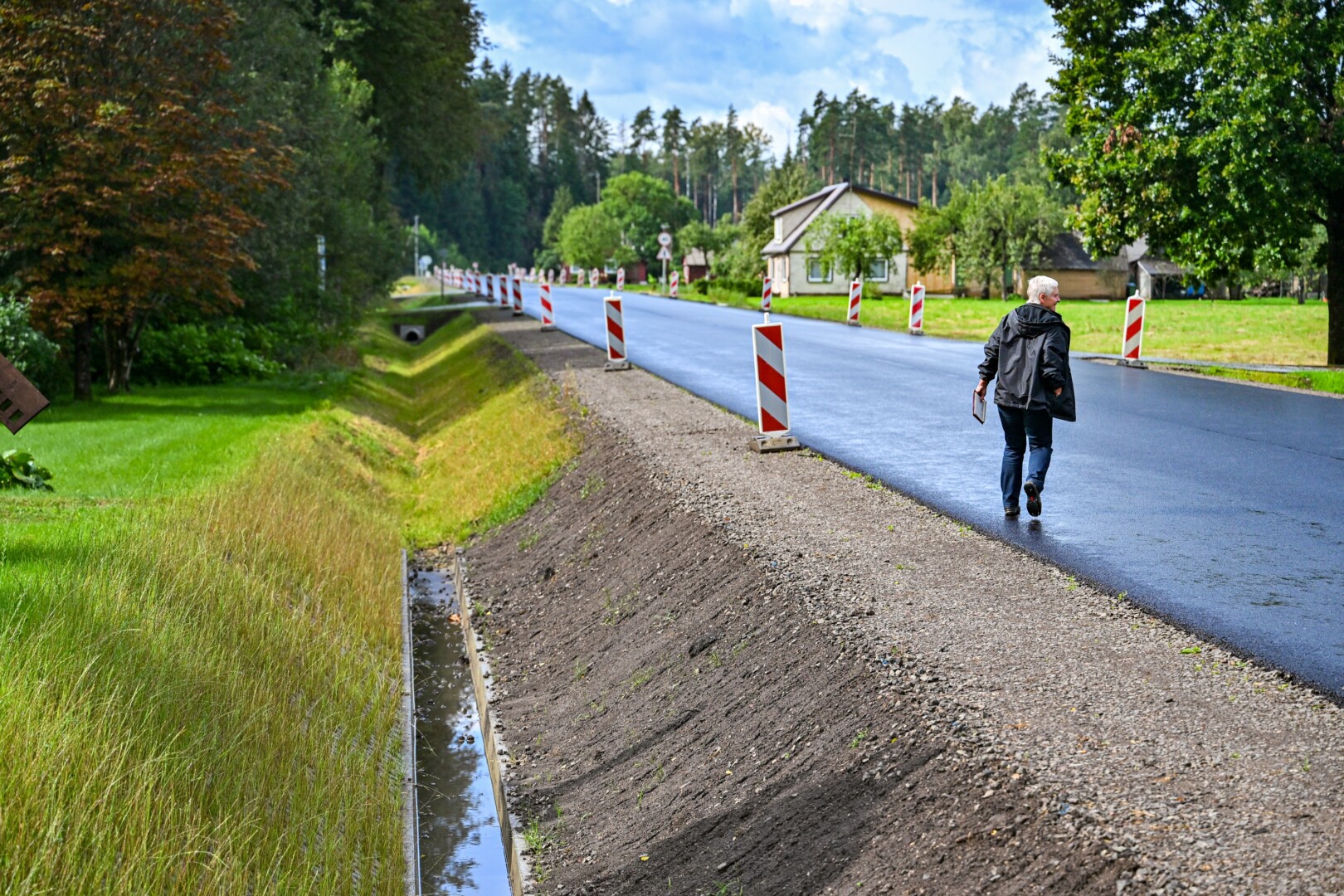 Vietos žmonėms nerimą kelia supilti itin statūs kelio šlaitai. G. KARTANO nuotr.