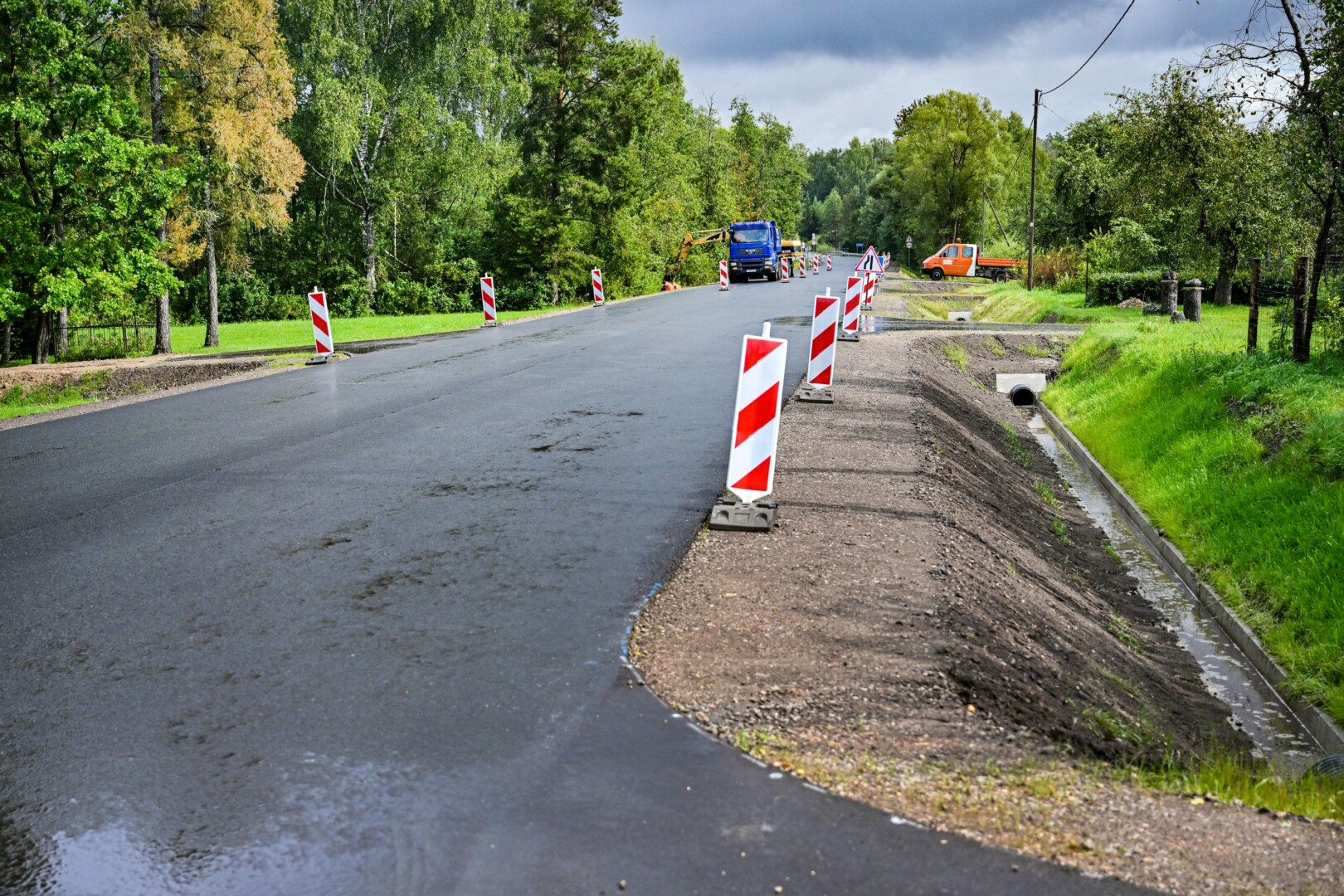 Šiuo metu vykdomi jau paskutiniai valstybinio kelio per Žaliąją girią remonto darbai. G. KARTANO nuotr.
