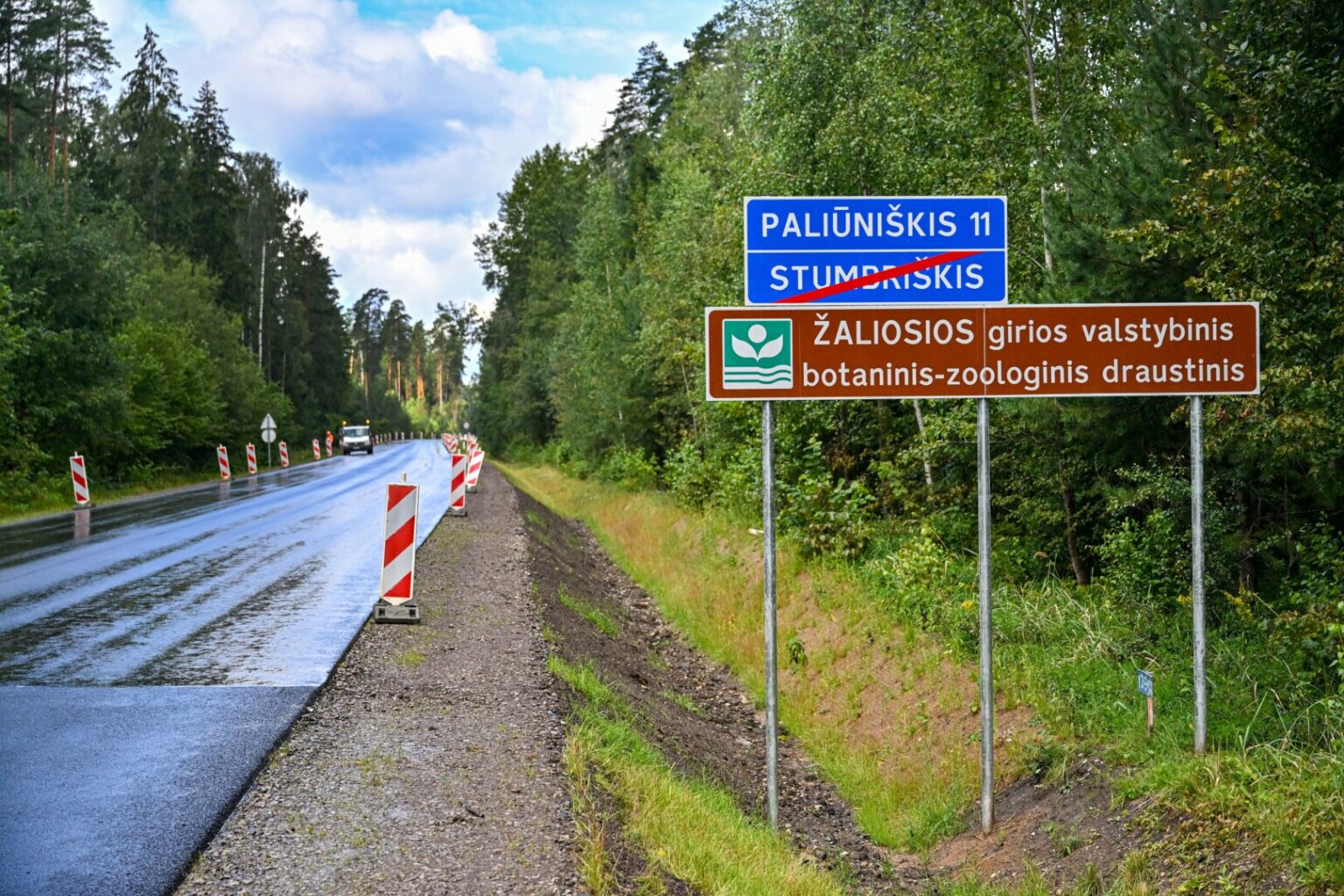 Už 12 milijonų eurų baigiamas remontuoti kelias Panevėžys–Vabalninkas per Žaliąją girią turėtų džiuginti tiek vairuotojus, tiek pakelės gyventojus, tačiau baigiama rekonstruoti vienuolikos kilometrų atkarpa jau šiandien kelia nerimą vietos bendruomenei.