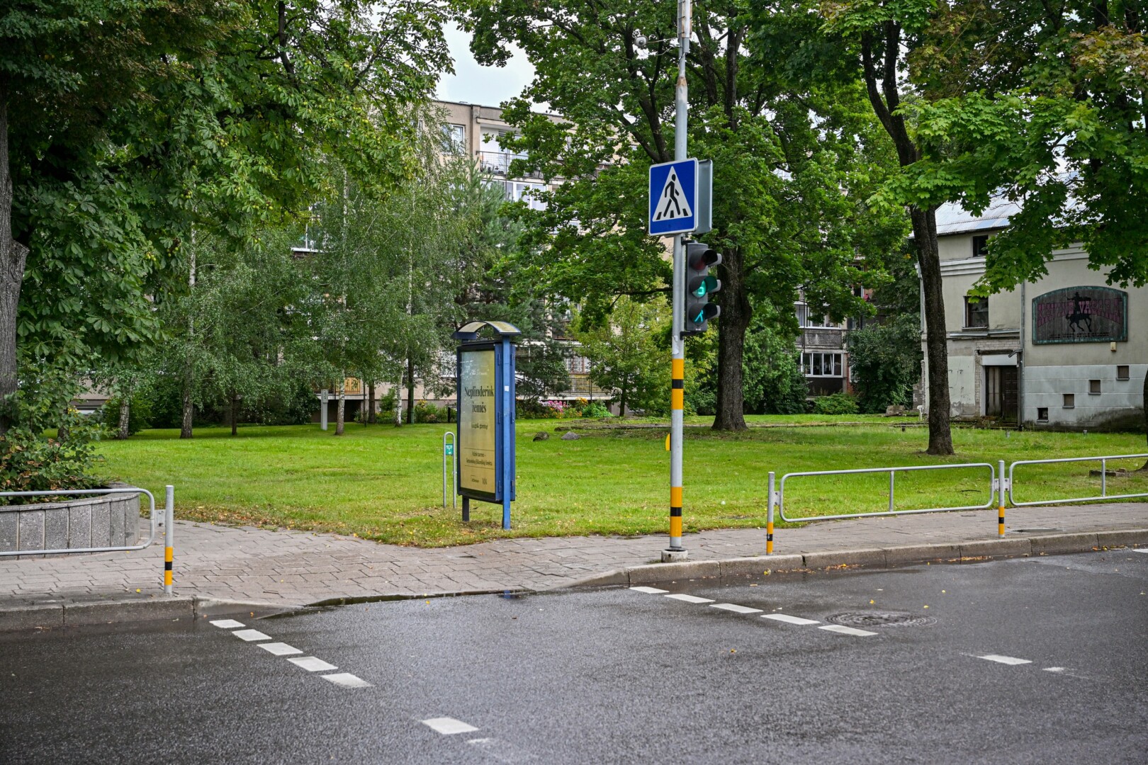 Planuojama, jog vieno poeto vardu pavadinus skverą, ribojamą Laisvės aikštės, Respublikos ir A. Kisino gatvių, antrasis atitektų planuojamam dar vienam naujam skverui priešais J. Balčikonio gimnaziją Respublikos gatvėje. G. KARTANO nuotr.