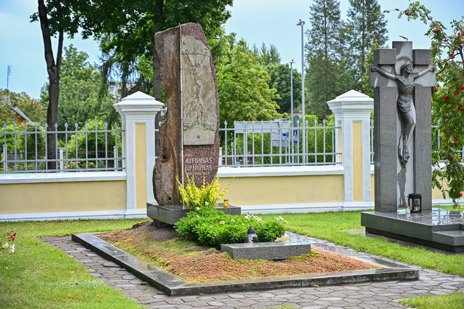 Panevėžio garbės piliečiu kunigas Alfonsas Lipniūnas, kurio palaikai ilsisi Kristaus Karaliaus katedros šventoriuje, skelbiamas praėjus 80-iai metų po mirties. P. ŽIDONIO nuotr.