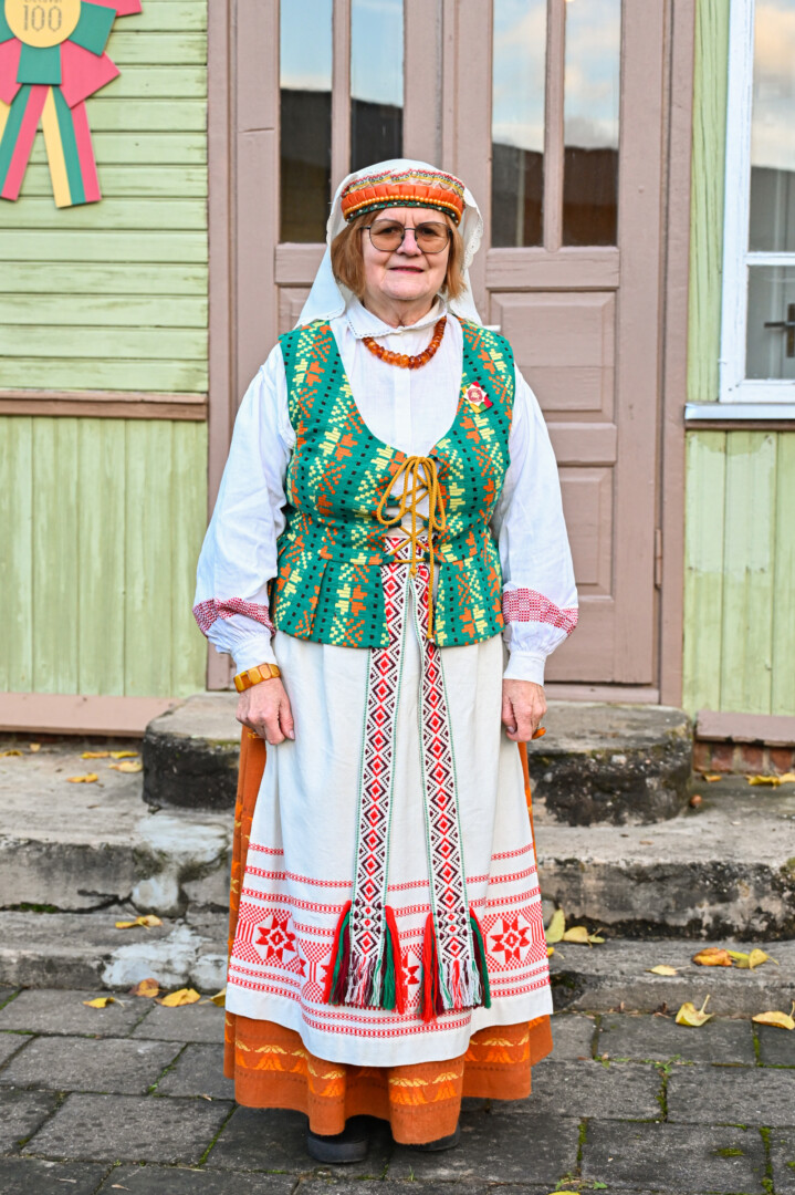 Bronės Slapšienės spintoje per ilgus metus susikaupė jau ne vienas tautinis kostiumas. P. ŽIDONIO nuotr. 