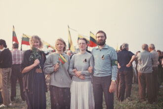 Nomeda Simėnienė – viena iš Lietuvos laisvę stačiusių panevėžiečių. Nepriklausomybės aušroje stovėjo pačiame pokyčių sūkuryje, kai vis dar tvyrojo sovietinio režimo šešėliai, bet jau skleidėsi tautos atgimimo balsas.