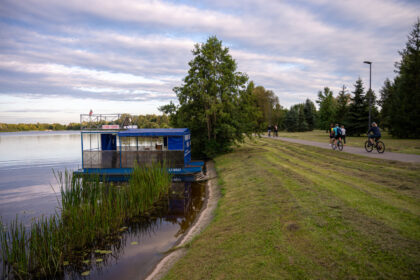 Daugiausia poilsiautojų Panevėžyje pritraukiančiose „Ekrano“ mariose paplukdyti siūlosi du laivai.