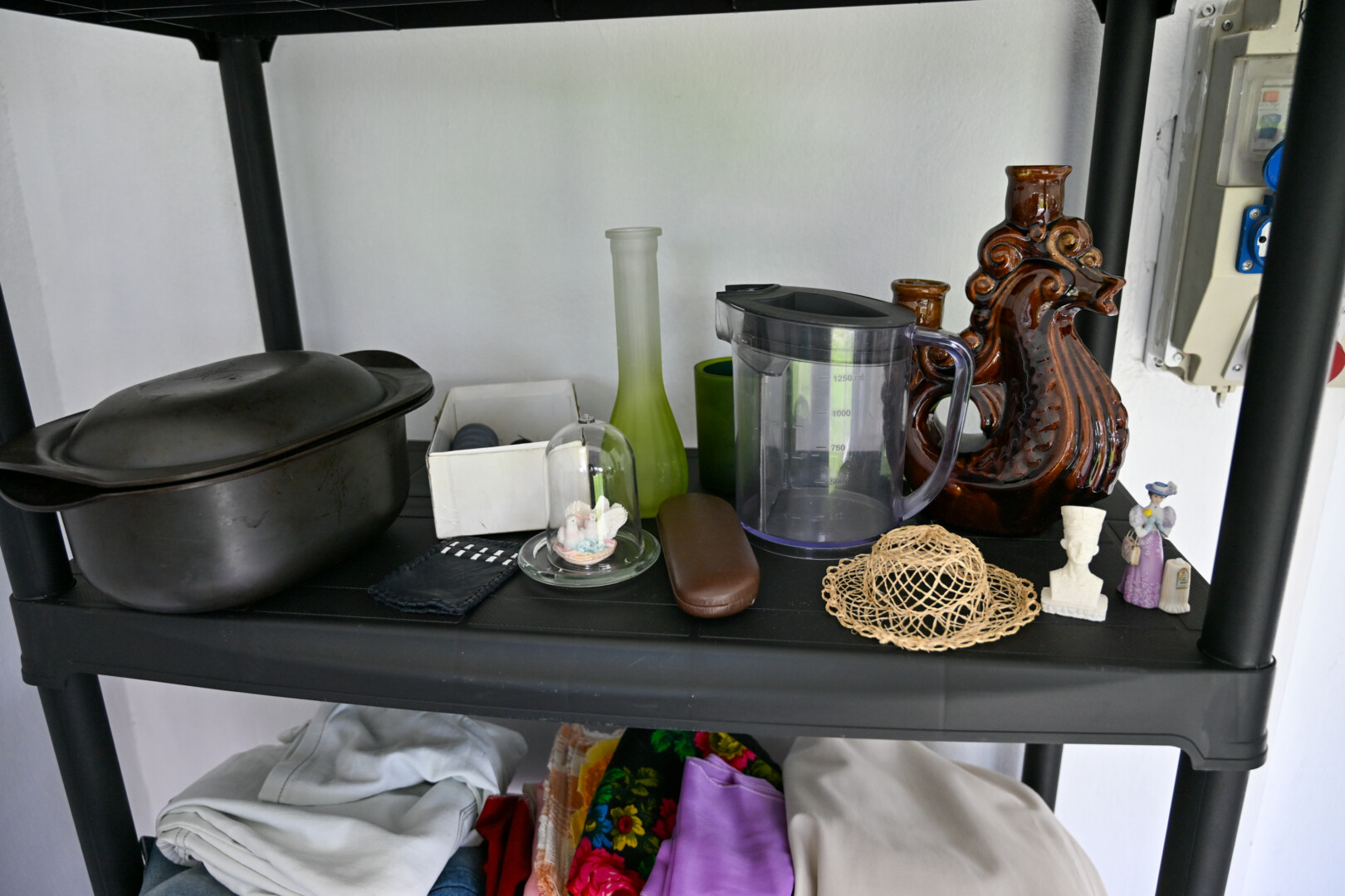 Į mainų stoginę ėriškiečiai sunešė aprangos, apavo, indų, stalo įrankių, suvenyrų. P. ŽIDONIO nuotr.