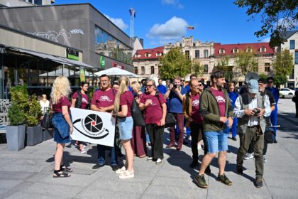 Minint Pasaulinę fotografijos dieną, rugpjūčio 19-ąją Panevėžio centras virto gyva meno scena – nuo Laisvės aikštės iki Skaistakalnio parko supamo kūrybiškumo centro „Pragiedruliai“ nusidriekė spalvinga fotografų eisena.