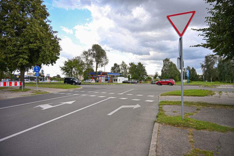 Panevėžyje dar šiais metais rengiamasi pradėti vienos didžiausių, intensyviausių ir avaringiausių mieste sankryžos rekonstrukciją. Dėl dažnų eismo įvykių juodąja dėme įvardijama Vakarinės ir Klaipėdos gatvių sankirta iš valdomos šviesoforais pertvarkoma į žiedinę.