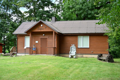 Panevėžio rajoną garsinančiam Miežiškių eglutės žaisliukų muziejui dėl avarinės būklės užvėrus duris, iki Kalėdų planuojama ne tik suremontuoti jo pastatą, bet ir įrengti kalėdinį kiemą.