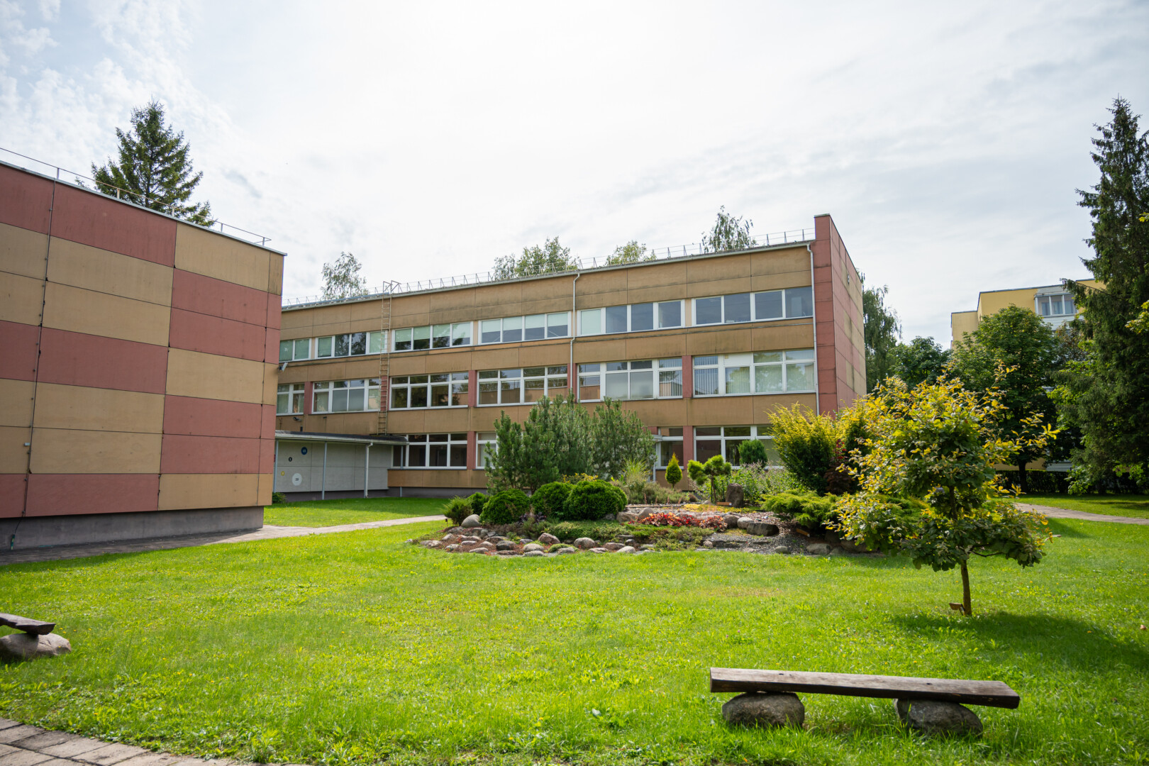 Uždarytoje Kurčiųjų ir neprigirdinčiųjų mokykloje netolimoje ateityje įsikurs statybininkai – pastatui remontuoti prireiks ne vieno milijono eurų. P. ŽIDONIO nuotr.