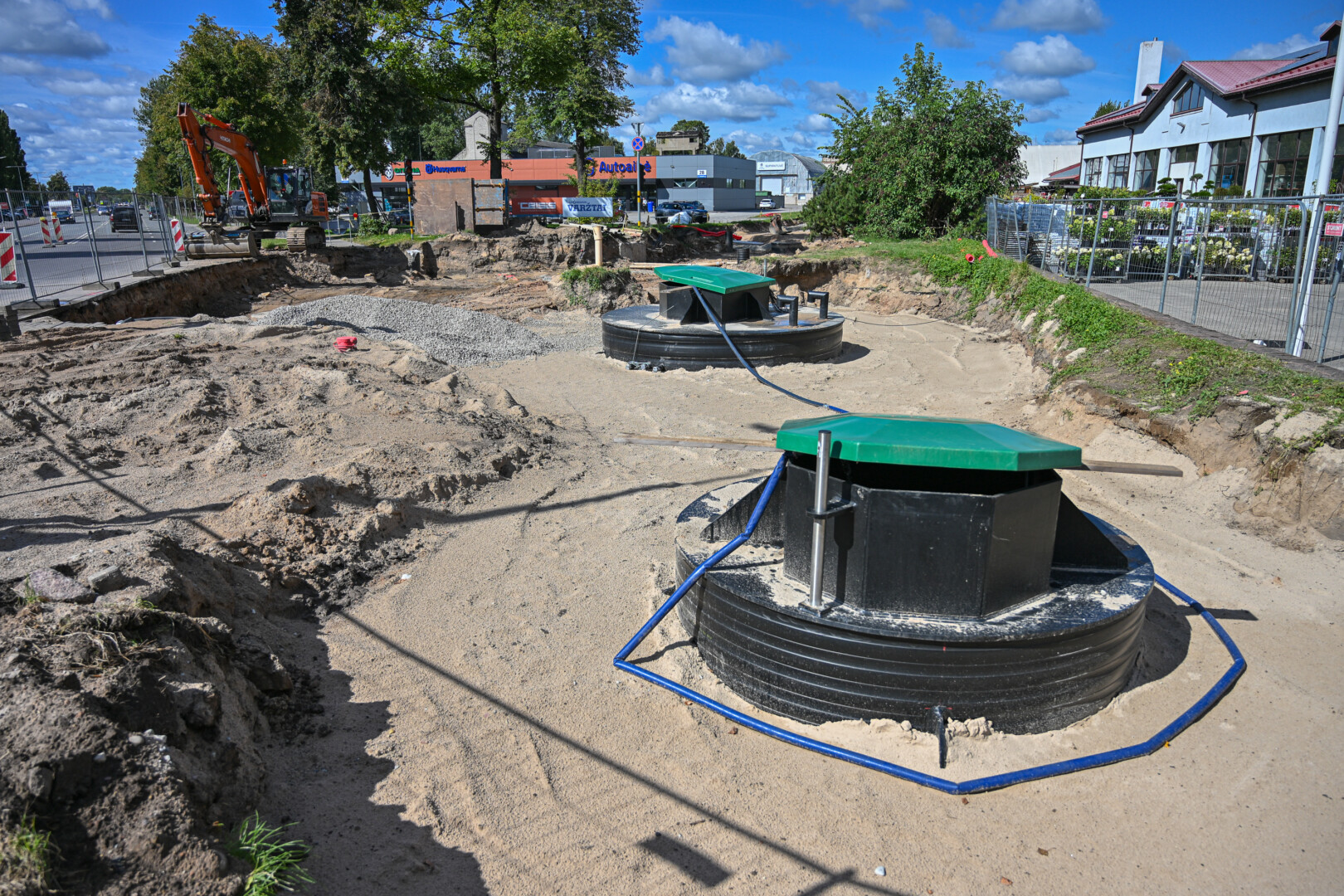 Jei privati įmonė nebūtų leidusi savo teritorijoje statyti lietaus nuotekų siurblinės, būtų tekę ardyti Nemuno, Pušaloto, S. Kerbedžio ir J. Janonio gatvių žiedinę sankryžą ir joje rasti vietos siurblinei. P. ŽIDONIO nuotr.
