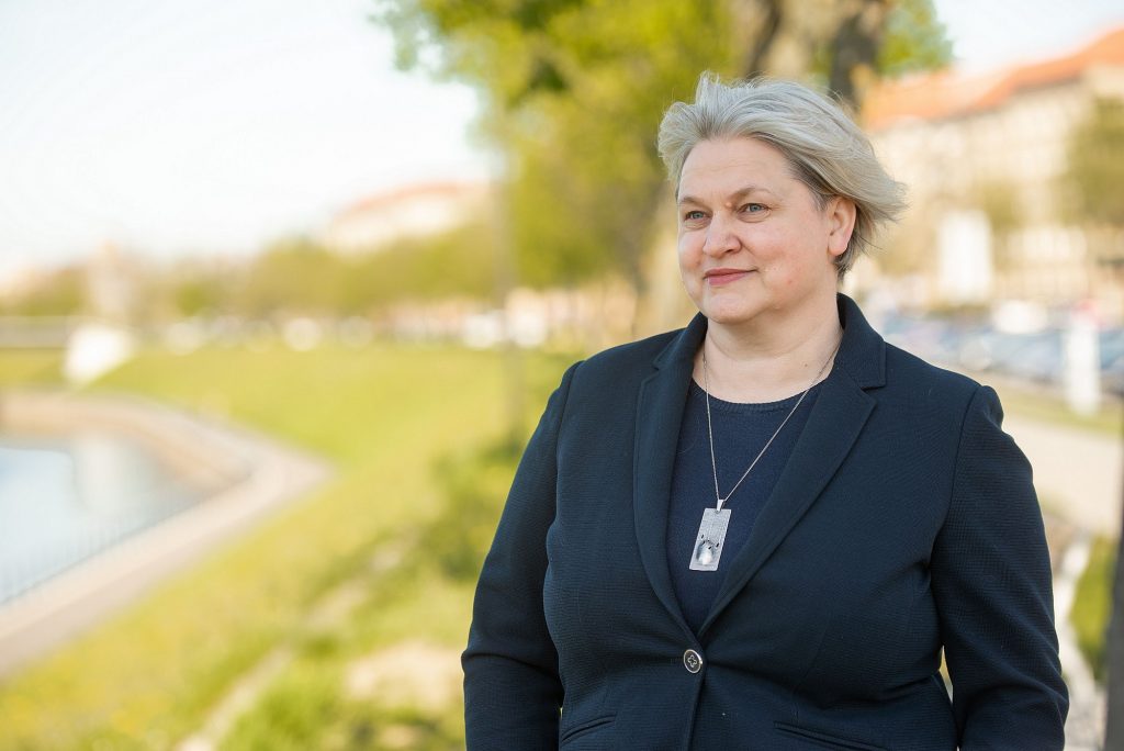 Kauno savivaldybės Aplinkos apsaugos skyriaus vedėja Radeta Savickienė teigia, kad feromonų gaudyklės kaštonuose jų mieste pasiteisino. ECIU nuotr.