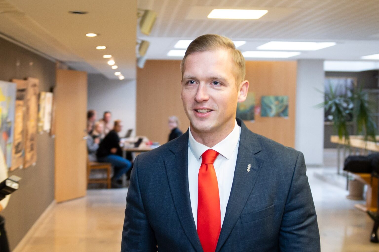 Po žinios viešojoje erdvėje apie Vilniaus rajono mero Roberto Duchnevičiaus sutuoktinės įmonės „Eurovaldymas“ kone penkerius metus teikiamas paslaugas Lietuvos socialdemokratų partijai (LSDP), Vyriausioji tarnybinės etikos komisija (VTEK) ketina aiškintis, ar pradėti tyrimą dėl galimo viešųjų ir privačių interesų konflikto, rašo „15min“.